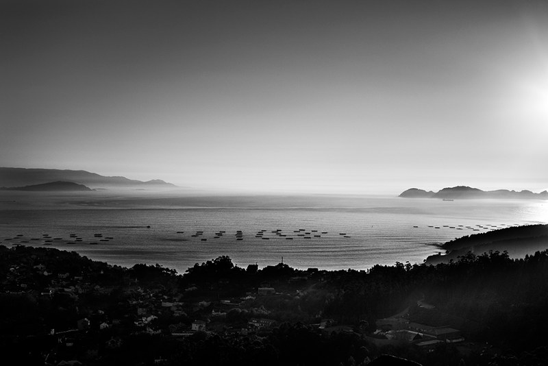 Vista de la desembocadura de la ría de Vigo desde un cerro cercano a Cangas. Vista de la desembocadura de la ría de Vigo desde un cerro cercano a Cangas.