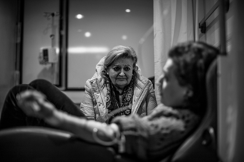 La madre de Piedad vigila a su hija dormida mientras recibe quimioterapia en el Hospital Universitario Reina Sofia, en Murcia. La madre de Piedad vigila a su hija dormida mientras recibe quimioterapia en el Hospital Universitario Reina Sofia, en Murcia.