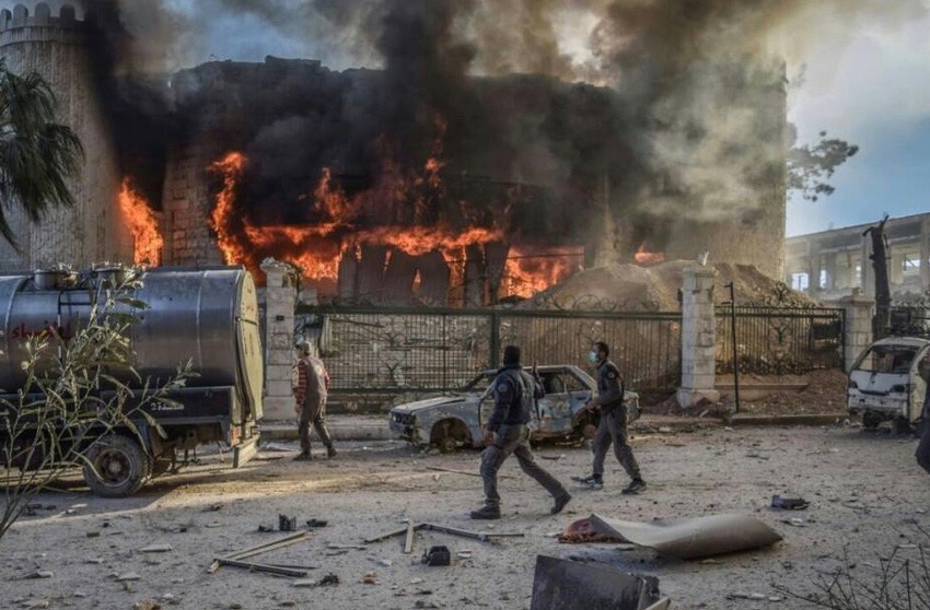 Un edificio ardiendo en Douma Un edificio ardiendo en Douma