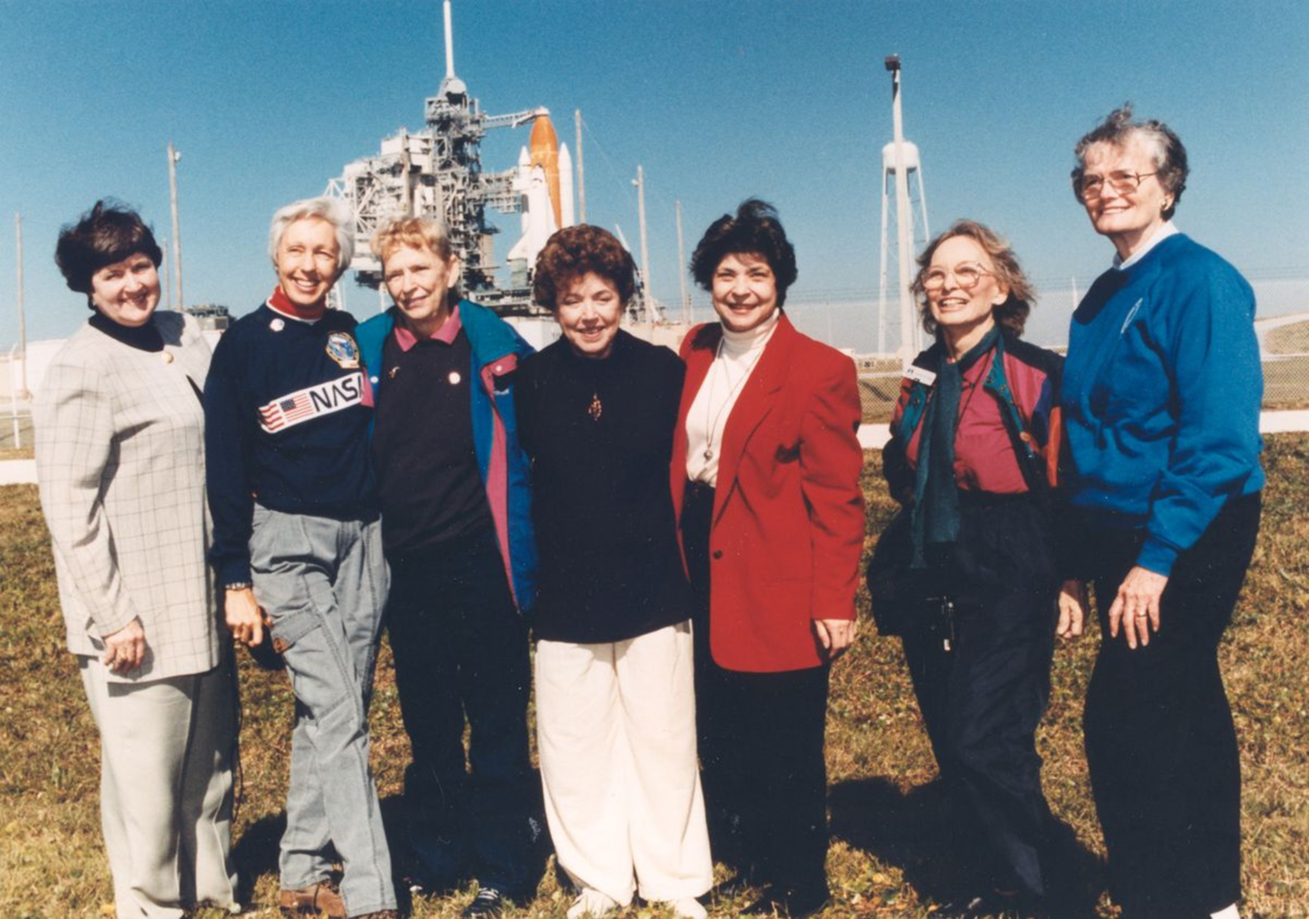 Siete de las integrantes del grupo Mercury 13 frente a la Lanzadera Especial en 1995. Habían sido invitadas a ver el lanzamiento de Eileen Collins, la primera mujer en pilotarla. Funk es la segunda por la izquierda.Foto: NASA Siete de las integrantes del grupo Mercury 13 frente a la Lanzadera Especial en 1995. Habían sido invitadas a ver el lanzamiento de Eileen Collins, la primera mujer en pilotarla. Funk es la segunda por la izquierda.Foto: NASA