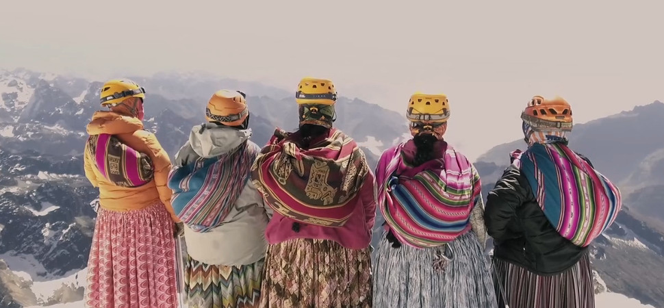 Te vas a hacer muy fan de las cholitas escaladoras de Bolivia